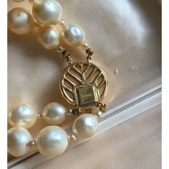 Vintage Crown Trifari Cultured Pearl Necklace set, w/BOX, Signed - Picture 7 of 9